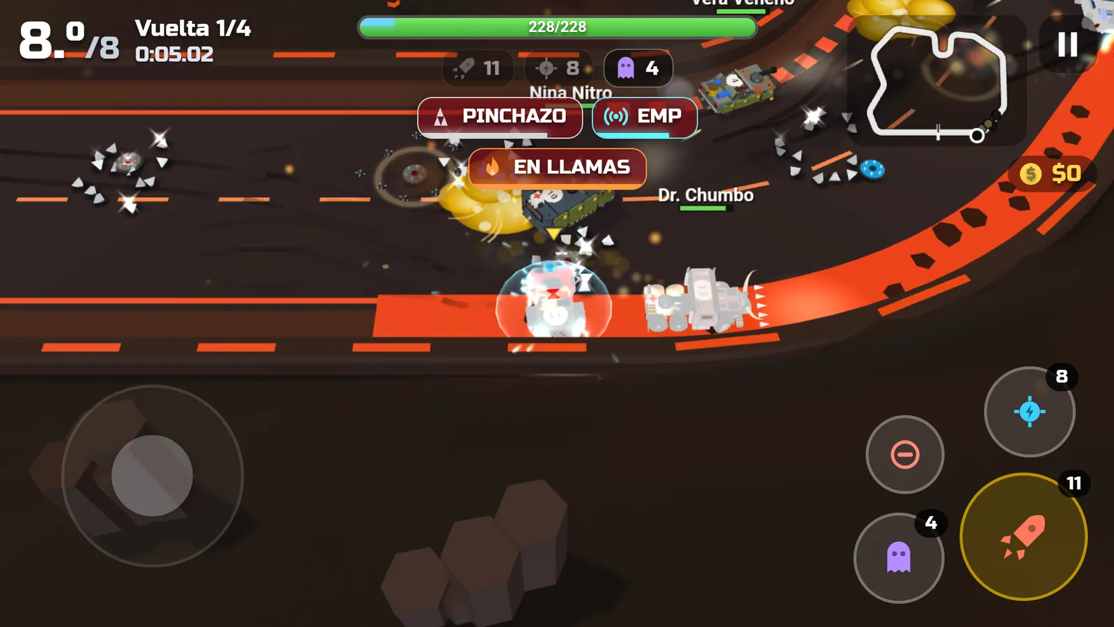 Carrera nocturna en la pista de lava, con autos en llamas y el pulso EMP